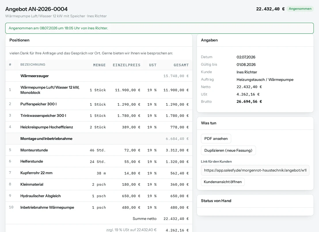 Ein angenommenes Angebot über eine Wärmepumpe: Positionen mit Zwischensummen je Abschnitt, daneben Datum, Summen und der Link für den Kunden.