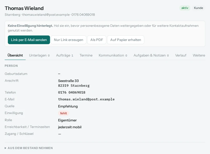Die Akte eines Kunden mit Anschrift, Telefon, E-Mail, Quelle und eigenen Feldern.